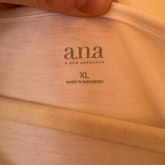 NWT White Ruffled Women's Top - Picture 3 of 4